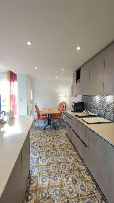 Le 828 : Appartement En Plein Centre De Vannes Exteriör bild